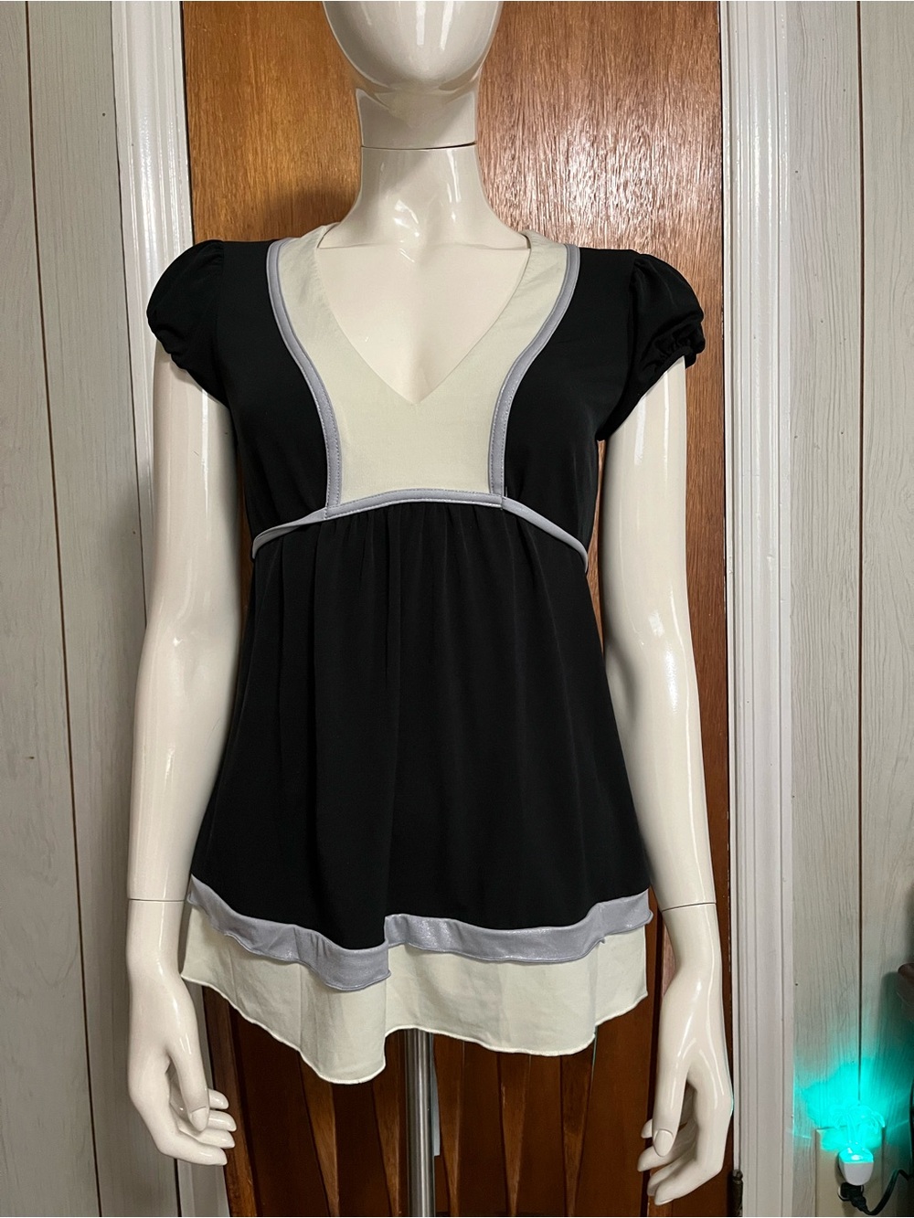 Candie's Black and Cream V-Neck Short Sleeve Tunic with Gray Trim
